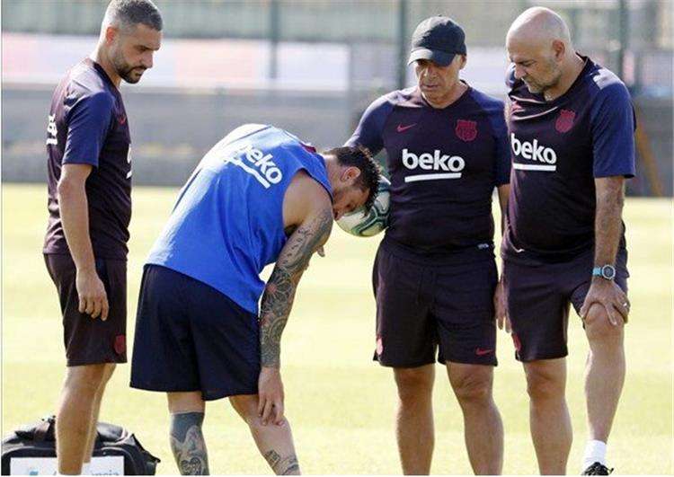 Lionel Messi is suffering a right calf injury 