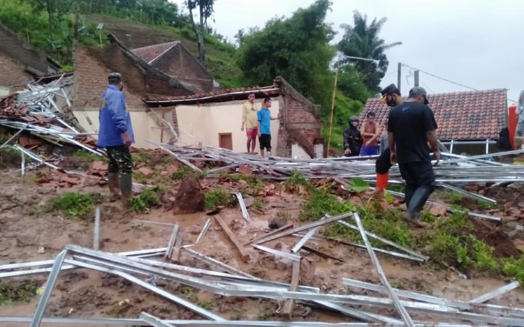  Indonesia: 11 Killed, 17 Injured in landslide West Java