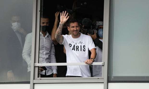 Messi Arrives in Paris to Sign PSG Move