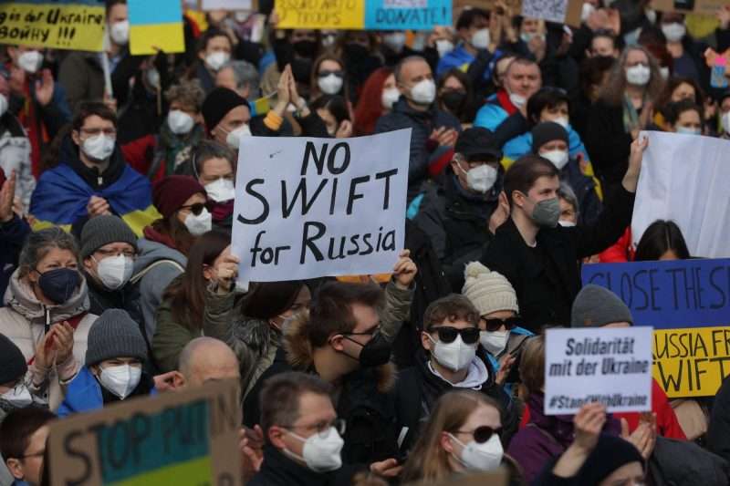 US, EU Expel Russian Banks From "SWIFT" Interbank System | Sada Elbalad