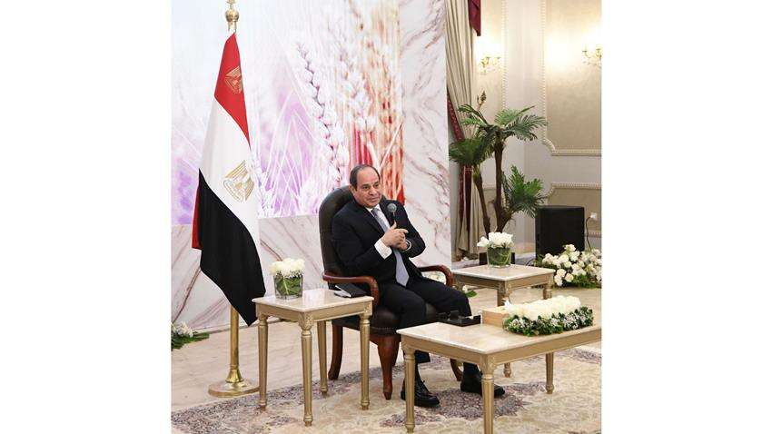 Sisi Discusses Domestic, Global Issues with Media Figures